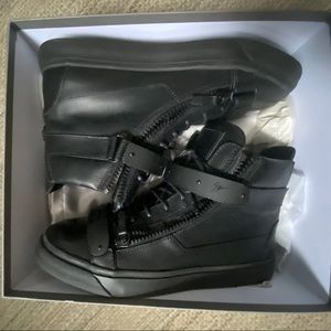 Black hi top Giuseppe ZANOTTI shoes Never worn.